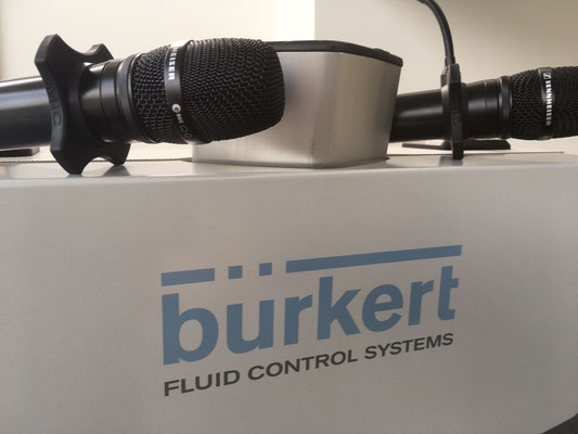 Funkmikrofone mit Rollschutzring microSTOP Star am Rednerpult einer Firmenveranstaltung